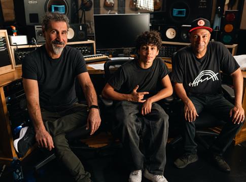 Tom Morello Serj Tankiannel és 15 éves fiával hozta ki az Adjourn It-et