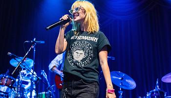 Hayley Williams sztárvendégekkel lepte meg a Newport Folk Festival közönségét