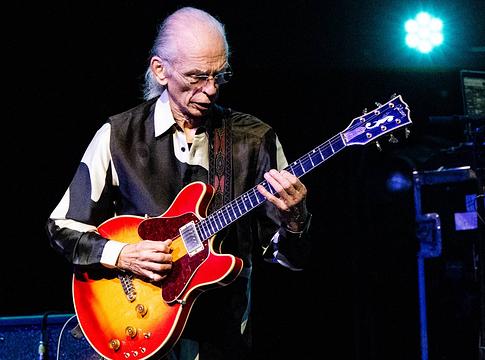 YES elhalasztotta EUrópai turnéját Steve Howe műtéte miatt