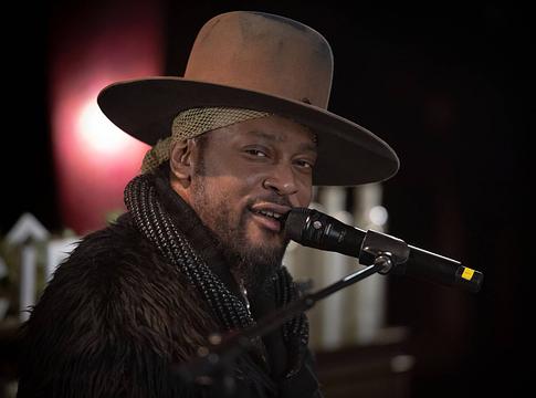 Napvilágra került D’Angelo elveszett dala, a „Bitch”