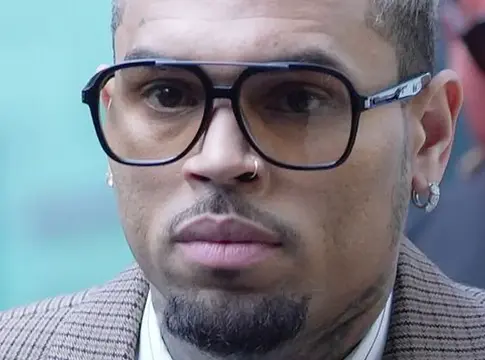 Chris Brown jogdíjaiból és turnébevételeiből hajthatják be a közel 13 millió dolláros kártérítést