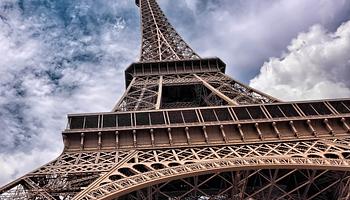DJ-szettek költöznek az Eiffel-toronyba: elindult a Sapiens Tower