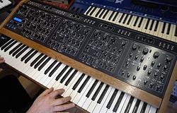 NRSYNTH bemutatta a Quatuort, az Oberheim Four-Voice kézzel készült klónját