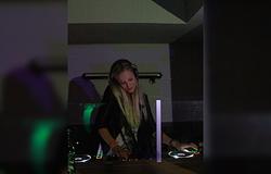 Hanna Hansen: a Loveparade DJ-pultjától a bokszringig és az iszlám hit felé