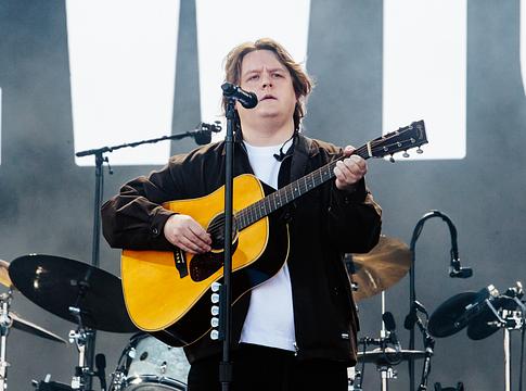 Lewis Capaldi kínos pillanatba került a Szingapúri Nagydíjon