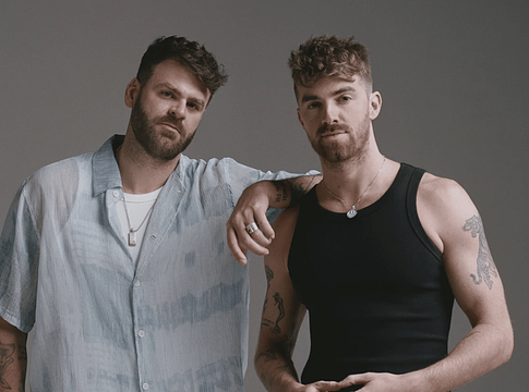 Megroggyant a színpad a The Chainsmokers koncertjén, a helyszín másik végéből folytatták