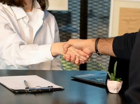 Suno és Warner Music nem enged: visszavágtak az UMG és a Sony szerződésbekérésére