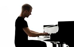 Armin van Buuren új fejezetet nyit: megérkezik az első akusztikus albuma, a Piano