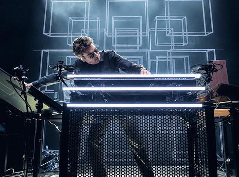 Jean-Michel Jarre az MVM Dome-ban ünnepli az Oxygène 50. évfordulóját