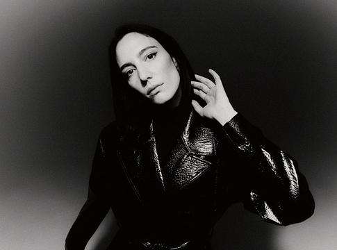 Amelie Lens új remixszel tarol: itt a Voices In My Head klubverziója