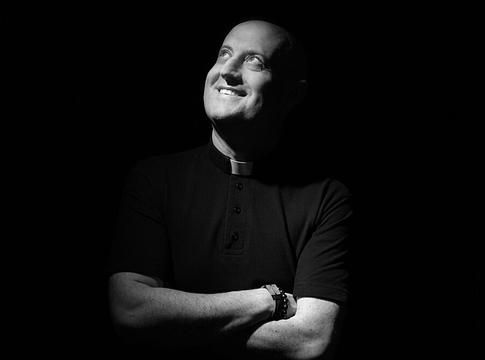 Padre Guilherme új EP-je hidat épít a szakrális zene és a modern elektronikus hangzás között