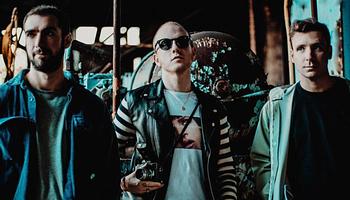 A Two Door Cinema Club a Madison Square Gardenben ünnepli a Tourist History 15 évét