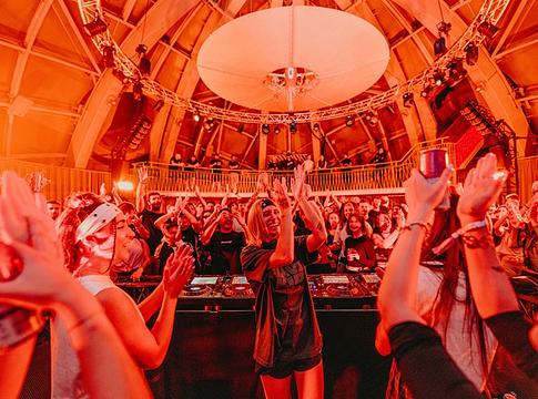 Novah kiadta a Rave Kid EP-t, bemutató az Atomiumban 200 rajongónak