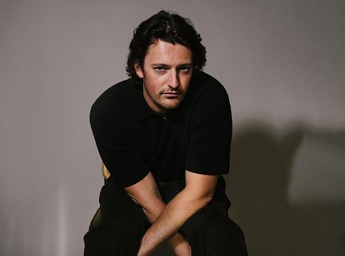 Rob Tirea – Universal Jest: indie pop és abszurd érzelmek elegye