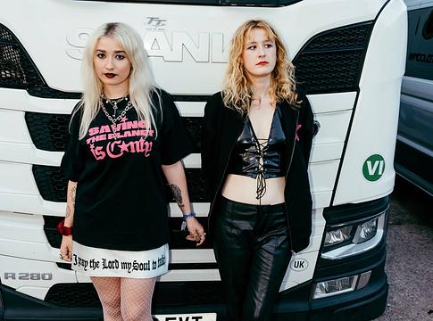 Lambrini Girls és a Music Declares Emergency klímás merch-kollekciót dobott piacra