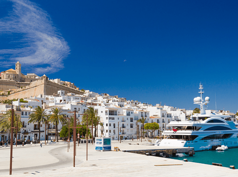 Ibiza sötét oldala: luxus a felszínen, nyomor a háttérben