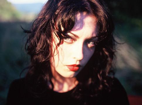 Violet Grohl hangproblémák miatt két brit koncertjét is lemondta