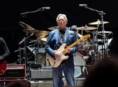 Eric Clapton madridi koncertje azonnal véget ért, miután a közönségből eltalálták egy tárggyal