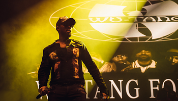 Wu-Tang Clan lép fel a döntő 4. meCCsének félidejében a Gardenben