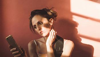 A „technyak” új kihívása: hogyan öregíti a telefon a bőrünket?