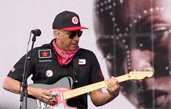 Tom Morello visszatér a színpadra édesanyja egészségügyi riadalma után