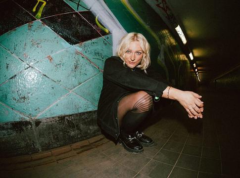 Josi Miller bemutatta első albumát – megérkezett a 4 Stages of Sleep, amely a szorongásból született zenei utazás