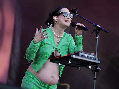 Japanese Breakfast a Governor’s Ballon mutatta meg babapocakját: „Jpreggie!”