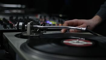 Mennyit keresnek a warm-up DJ-k? Jules Vic felmérése brit tapasztalatokkal
