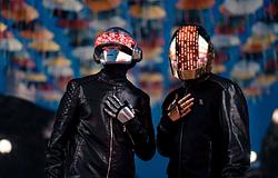 ’90-es évek hangulatára táncoltak a jégen Milano Cortinában