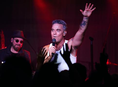 Robbie Williams az utcán adott spontán minikoncertet Buenos Airesben