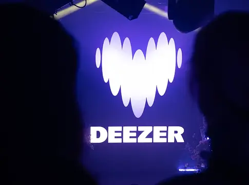 A Deezer naponta már közel 75 ezer teljesen AI‑generált feltöltést azonosít – egy év alatt 650%-os ugrás