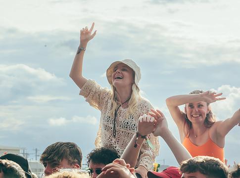 Jegyuzsora ellen: nyomás alatt a brit kormány a rajongók védelméért