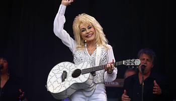 Glastonbury Dolly Parton legendás 2014-es koncertjére emlékezik