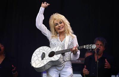 Glastonbury Dolly Parton legendás 2014-es koncertjére emlékezik