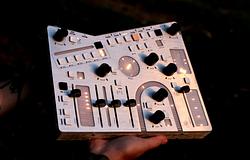 Whimsical Raps Atrium – futurisztikus analóg szintetizátor, amely újraértelmezi a polifonikus játékot