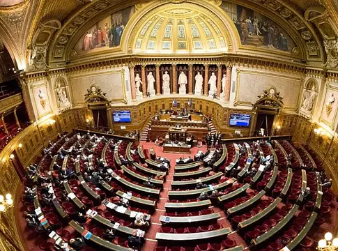 Francia jogszabályterv szorítaná sarokba az AI-t: a „kulturális” művek felhasználását vélelmezné