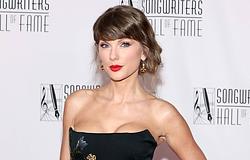 Taylor Swift a Songwriters Hall Of Fame-ben: Sombr-t méltatta, Yellowstone-t idézett, könnyezve köszönte meg családjának