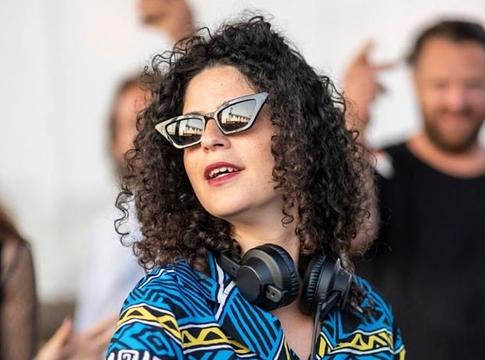 DJ-szett a kifutópályán: Carlita a miami repülőtéren emeli új szintre a bulizást