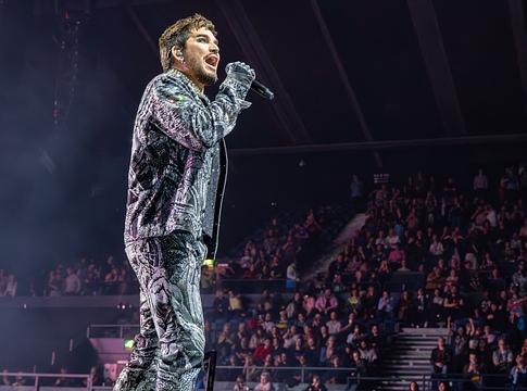 Adam Lambert új szólóprojektet készít és kiáll a transzjogok mellett