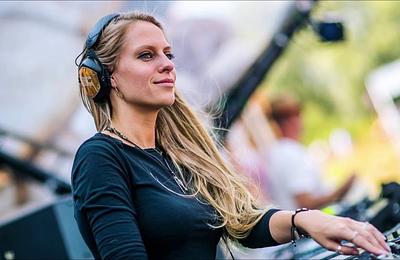 Nora En Pure különleges élete és közelgő budapesti fellépése