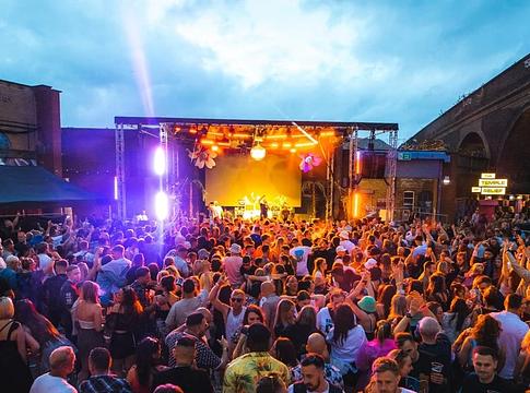 Késelés miatt szakítottak félbe egy teltházas drum and bass bulit Birminghamben