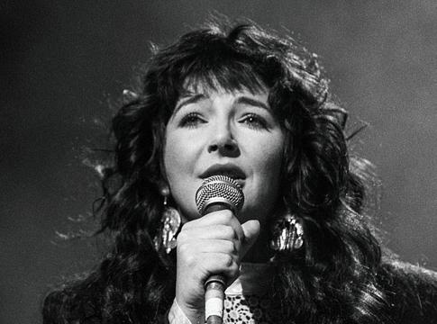 Kate Bush 40 éves klasszikusát művészek ünneplik – jótékonysági aukció a War Child támogatására
