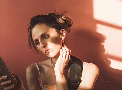 A „technyak” új kihívása: hogyan öregíti a telefon a bőrünket?