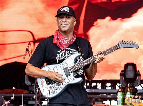Tom Morello bírálta a Trump-kormányzatot egy vitatott szlogen miatt