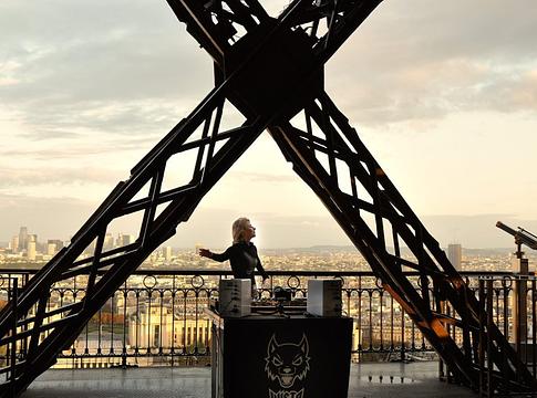 DJ Hysta történelmet ír – hardcore szett az Eiffel-toronyban