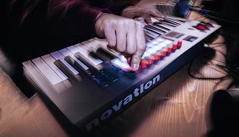 Novation bemutatta az FLkey 2-t, az FL Studio-ra szabott új generációs kontrollerét