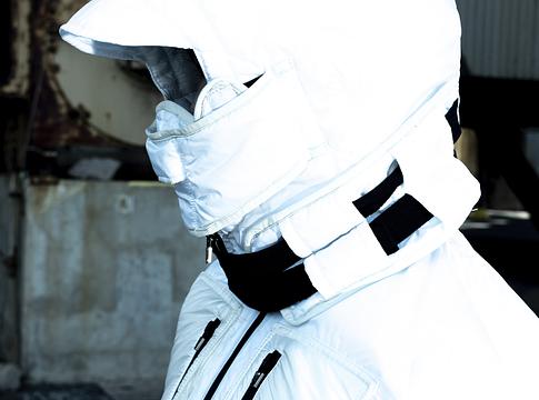 Aaron Hibell elhagyatott erőműben mutatta be a SYNCHRONICITY univerzumát