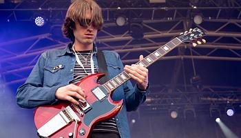 Callum Thompson új szólóprojektje, az AKA elindult: Itt az It Grows On Trees (Money)