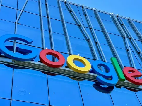 Google szerint a YouTube feltételei feljogosítják az AI‑tanítást – elutasíttatná az előadói keresetet