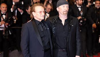 Bono és The Edge teljes akusztikus koncertje elérhető a Woody Guthrie-díjátadóról